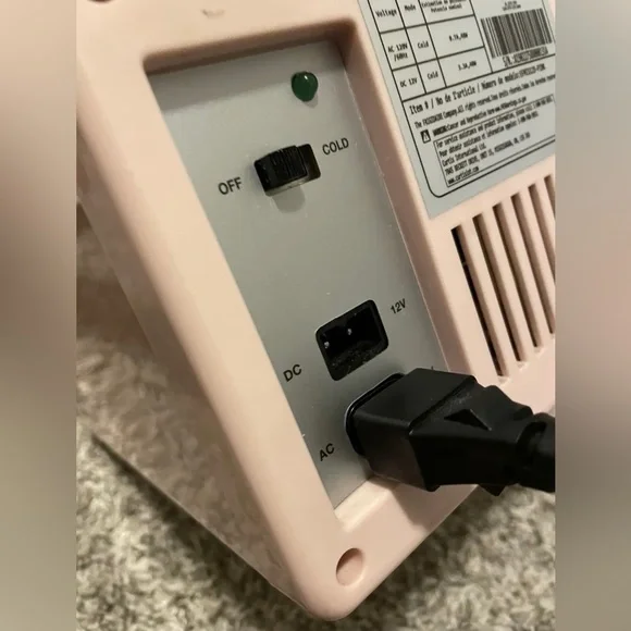 PINK FRIGIDAIRE RETRO MINI FRIDGE + PLUG - Picture 10 of 11